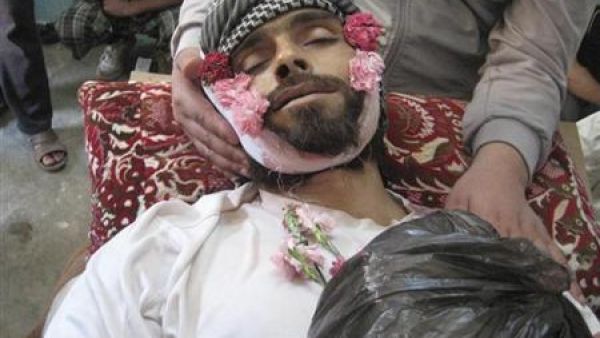 جثمان شخص قال محتجون انه قتل بنيران قوات الاسد في درعا يوم الجمعة