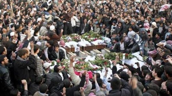 جنازة جماعية لاشخاص يقول المعارضون السوريون انهم قتلوا على يد قوات الامن السورية في دوما
