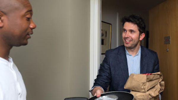 الزبون يستلم  الطعام  مع  الاواني  المتسخة