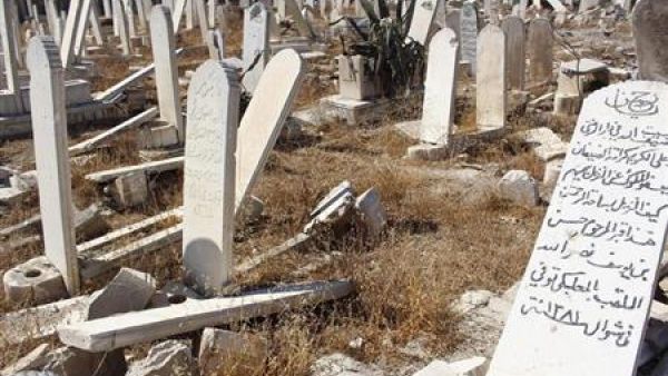 شواهد قبور محطمة في حي دوما في دمشق
