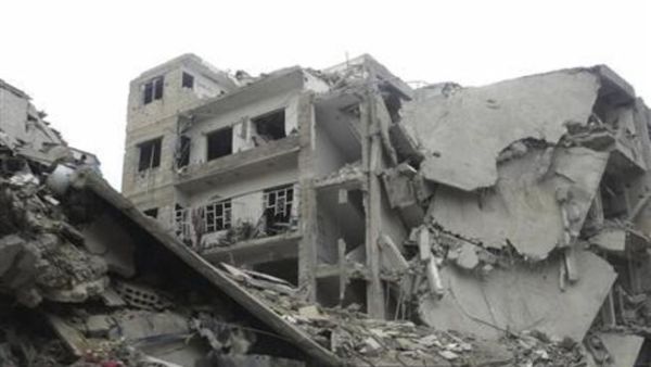 اثار الدمار بعد غارة لطائرة عسكرية سورية على دوما قرب دمشق
