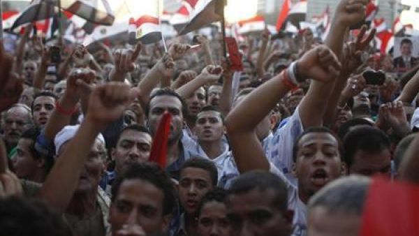 محتجون معارضون لمرسي يرددون شعارات في ميدان التحرير بالقاهرة يوم الجمعة. تصوير. اسماء وجيه - رويترز
