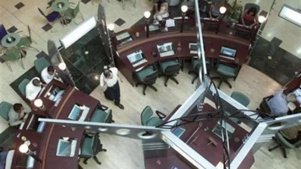 مقهى للانترنت في مركز تجاري في دبي 

