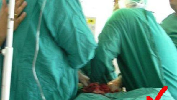 في غرفة العمليات اثناء اجراء عملية لراجل