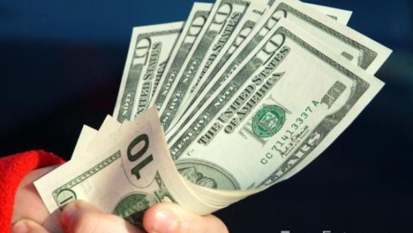استفادت دول مجلس التعاون من انخفاض معدلات سعر صرف اليورو تحت وطأة أزمة المديونيات السيادية استفادت دول مجلس التعاون من انخفاض معدلات سعر صرف اليورو تحت وطأة أزمة المديونيات السيادية