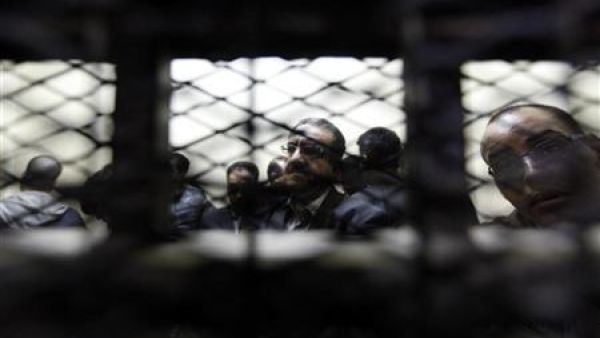 نشطاء مصريون متهمون في قضية التمويل الاجنبي داخل قاعة محكمة بالقاهرة يوم الاحد
 نشطاء مصريون متهمون في قضية التمويل الاجنبي داخل قاعة محكمة بالقاهرة يوم الاحد