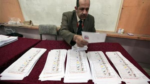 مسؤول يفحص اوراق الاقتراع في الجولة الاولى لانتخابات الرئاسة المصرية
 مسؤول يفحص اوراق الاقتراع في الجولة الاولى لانتخابات الرئاسة المصرية