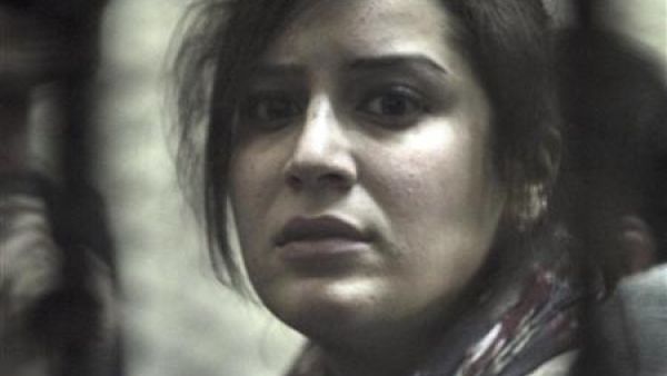 ناشطة من ضمن 14 ناشطا مصريا اثناء محاكمتهم في القاهرة يوم 8 مارس اذار 2012 بالعمل لصالح منظمات غير حكومية غير مرخصة وتلقي اموالا بطريقة غير قانونية
