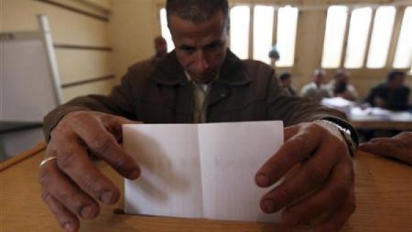 رجل يدلي بصوته في مركز اقتراع في البحيرة 
