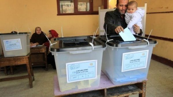 مصري يدلي بصوته
