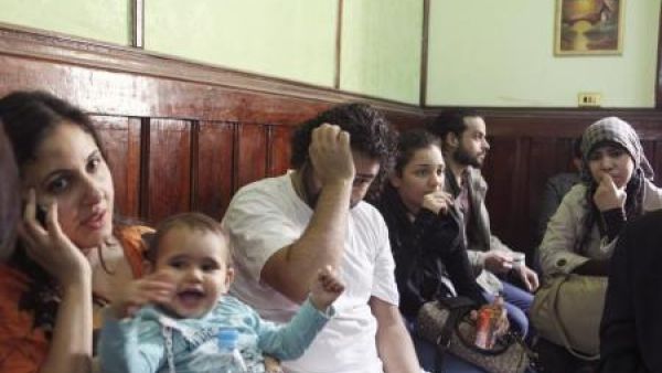 الناشط علاء عبد الفتاح (في المنتصف) يجلس الى جوار زوجته وابنه في مكتب النائب العام بالقاهرة
