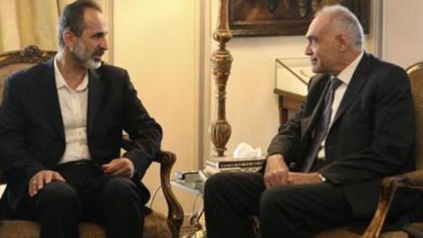 وزير الخارجية المصري محمد كامل عمرو (الى اليمين) يستقبل معاذ الخطيب رئيس الائتلاف الوطني السوري في القاهرة