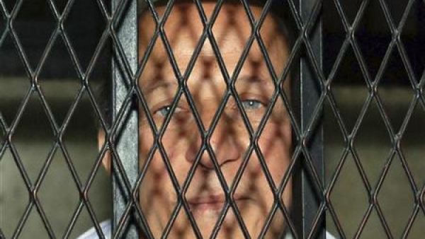  أحمد المغربي لدى وصوله الى محكمة في سيارة شرطة بالقاهرة 
