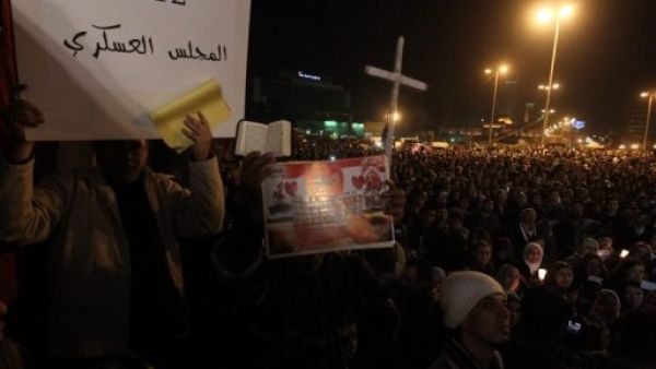 مسلمون ومسيحيون يحتفلون بحلول العام الجديد في ميدان التحرير بالقاهرة 
