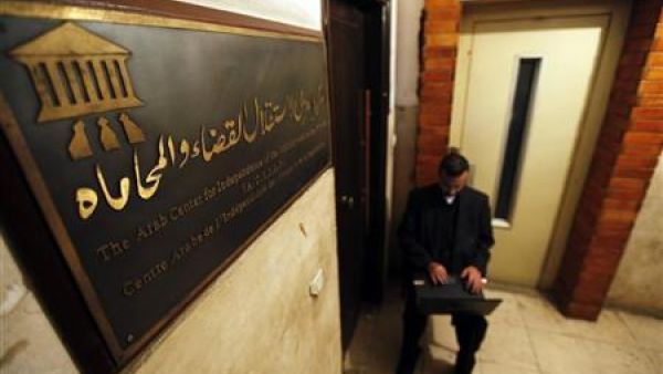 ناشط بمجال حقوق الانسان يستخدم جهاز الكمبيوتر المحمول أمام مكتب منظمة أهلية مغلقة في 
