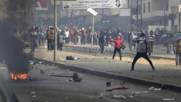 مؤيدون للرئيس المصري المعزول محمد مرسي ومعارضون اثناء اشتباكات في حي مدينة نصر في القاهرة يوم الجمعة
