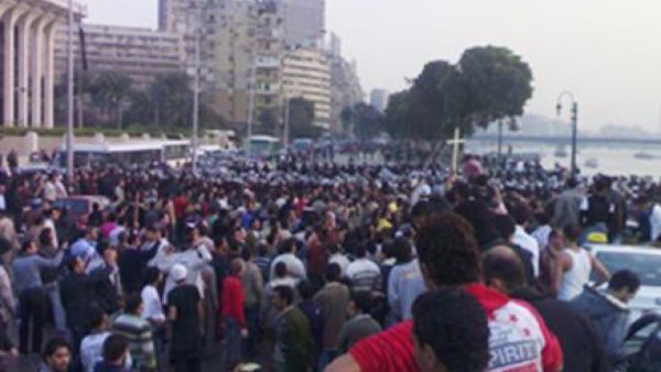 ارشيف/متظاهرون امام مبنى التلفزيون المصري