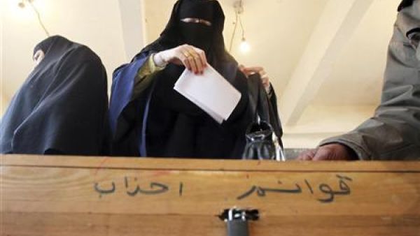 امرأة منتقبة تدلي بصوتها في لجنة انتخابية في كفر مصيلحة بالمنوفية 

