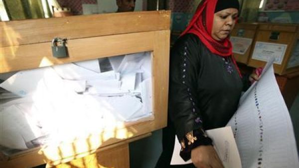 امراة في احد مراكز الاقتراع في مصر
