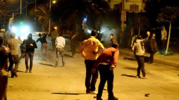 Egyptian protesters clash with riot police in front of the Muslim brotherhood headquarters in Cairo on Sunday. (Photo: AFP / STR)