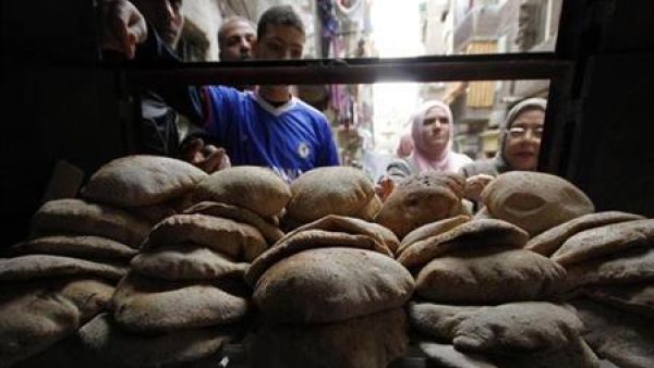 مصريون بالقاهرة ينتظرون أمام مخبز لشراء خبز