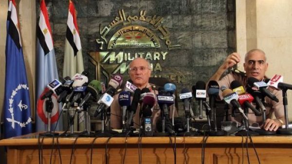 عضوا المجلس العسكري ممدوح شاهين (يمين) ومحمد العصار خلال المؤتمر عضوا المجلس العسكري ممدوح شاهين (يمين) ومحمد العصار خلال المؤتمر