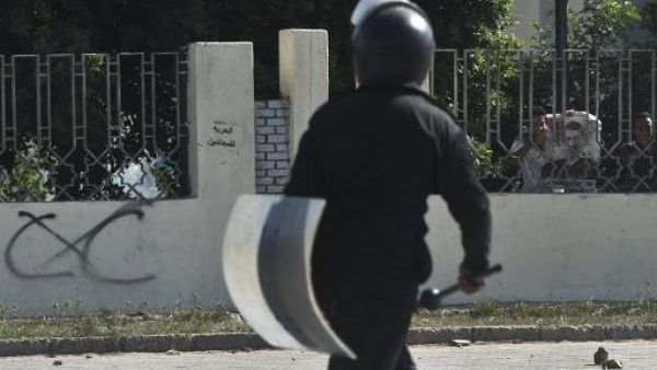 قوات من الجيش امام جامعة الازهر
