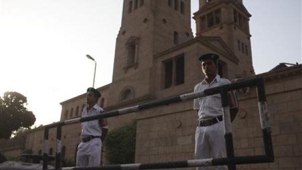ارشيف/ شرطيان يحرسان كنيسة في مصر