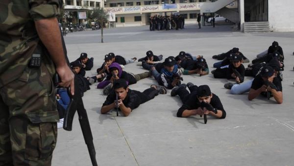 طلبة مدرسة في غزة يتلقون تدريبات عسكرية