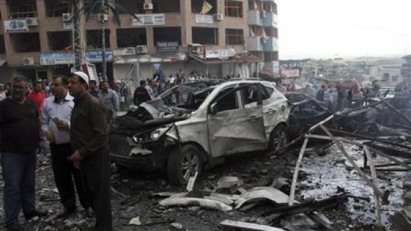 اشخاص يتجمعون في موقع شهد انفجارا قرب الحدود التركية مع سوريا
