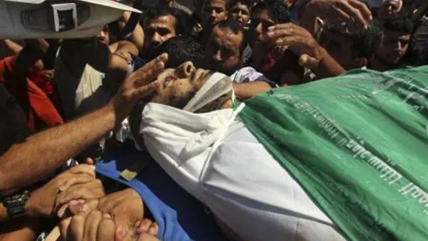 فلسطينيون يشيعون جثمان ناشط في حركة حماس قتل في غارة اسرائيلية على غزة