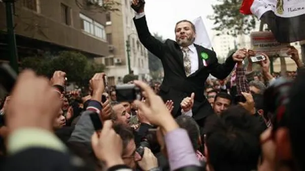 انصار الاخوان المسلمين يحتفلون خارج البرلمان المصري في القاهرة
