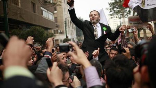 انصار الاخوان المسلمين يحتفلون خارج البرلمان المصري في القاهرة
