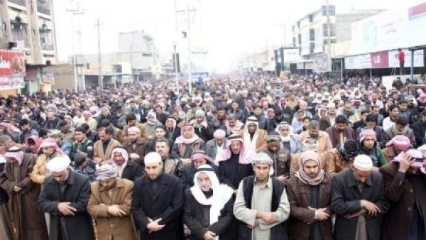 مسلمون يؤدون صلاة الجمعة في الفلوجة
