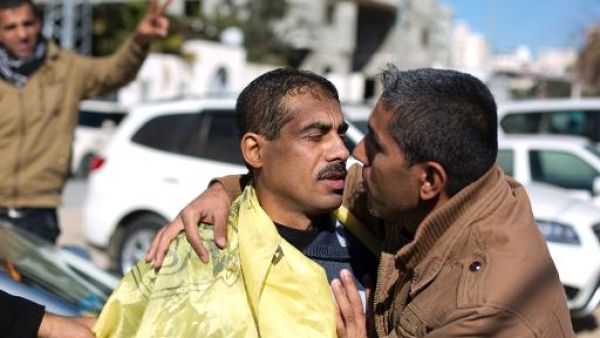 فلسطيني يعانق قريبه الذي افرجت عنه حماس الى جانب ستة اخرين من حركة فتح في مدينة غزة
