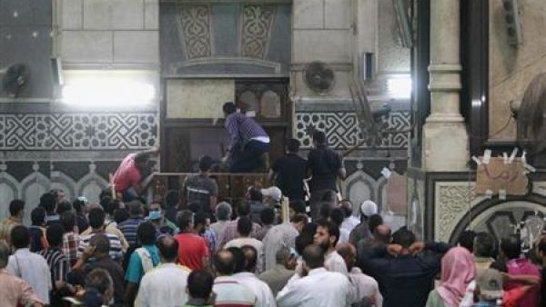 متظاهرون يدعمون الرئيس المصري المخلوع محمد مرسي داخل مسجد الفتح في ميدان رمسيس
