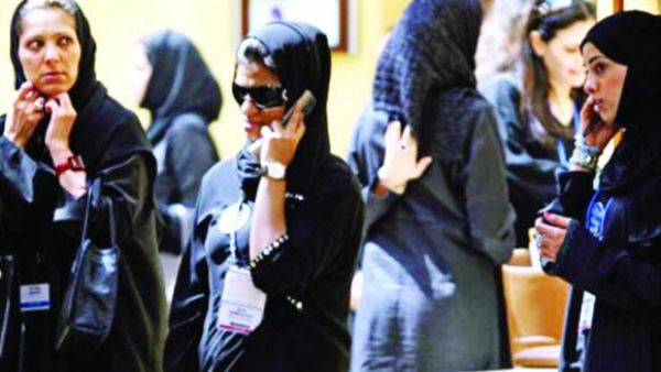 أوضح مستثمرون في القطاع، أن وزارة العمل مقبلة على مرحلة انتقالية كبيرة، في قطاع التجزئة الخاص بالمستلزمات النسائية، عبر تأنيث القطاع 100 في المائة، في مدة تصل إلى ثلاث سنوات
