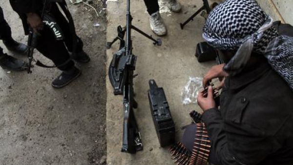 متمردون مسلحون في دير الزور
