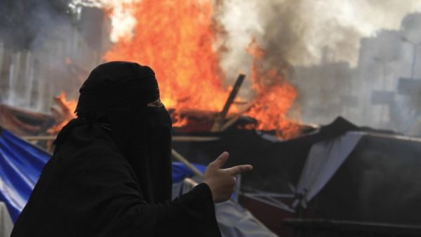 فوضى ودماء بعد اقتحام اعتصام مؤيدي مرسي 