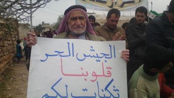 محتج يرفع لافتة خلال احتجاج ضد الاسد في ادلب 
