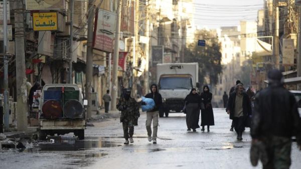 مقاتل من الجيش الحر في احد شوارع دير الزور