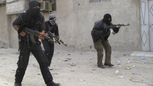 مقاتلون من الجيش السوري الحر يتدربون في احد ضواحي دمشق مقاتلون من الجيش السوري الحر يتدربون في احد ضواحي دمشق