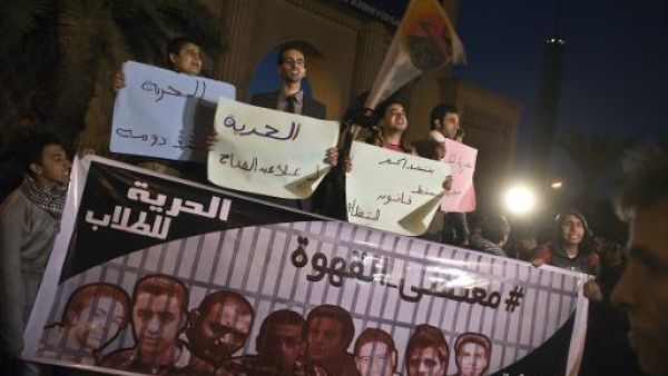 ناشطو حركة 6 ابريل يتظاهرون للمطالبة بالافراج عن الناشطين الموقوفين بسبب التظاهر ضد العسكر في القاهرة في 23 كانون الاول/ديسمبر 2013

