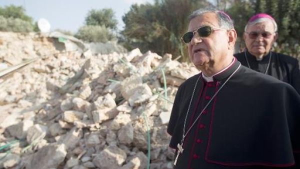 البطريرك فؤاد طوال بين انقاض المنزل الذي هدمته اسرائيل في القدس الثلاثاء

