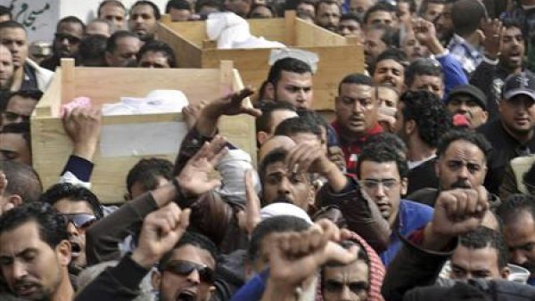 مشيعون في جنازة قتلي أعمال عنف وقعت في مدينة بورسعيد يوم الاثنين
 مشيعون في جنازة قتلي أعمال عنف وقعت في مدينة بورسعيد يوم الاثنين