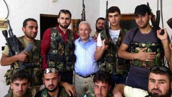 غليون في صورة مع مسلحين من المعارضة