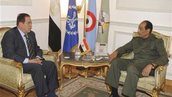  كمال الجنزوري يتحدث إلى المشير محمد حسين طنطاوي 