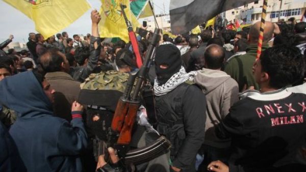 فلسطينيون خلال تشييع جرادات