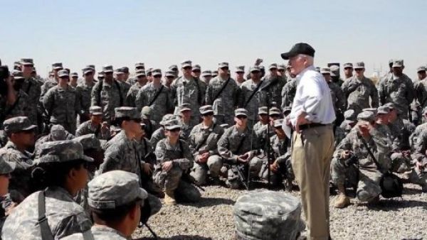 وزير الدفاع الاميركي روبرت غيتس متفقدا الجنود في كامب ليبرتي
