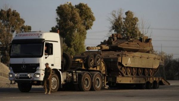 دبابة اسرائيلية عند الحدود مع غزة 